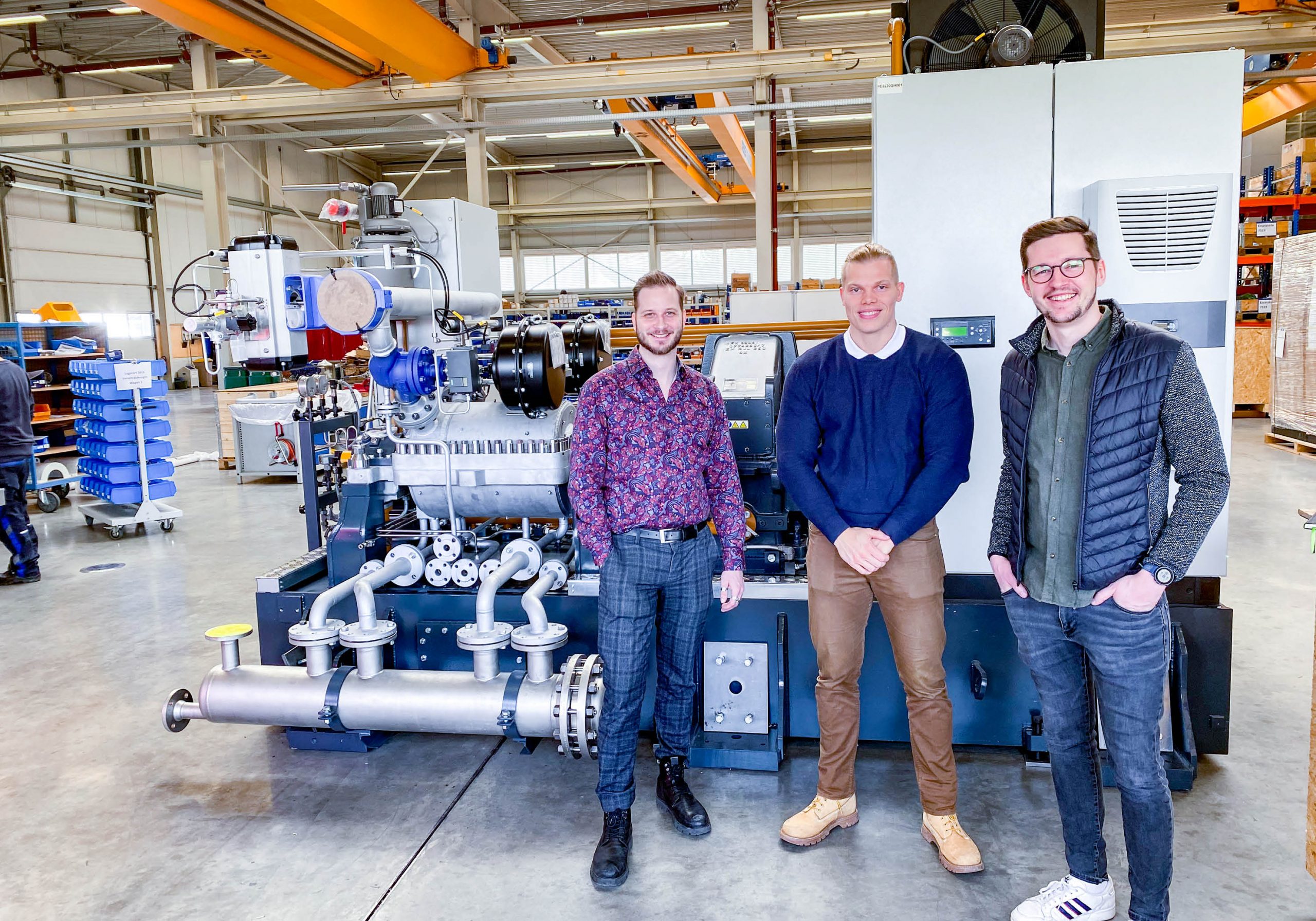 Mitarbeiter von Schmidmeier NaturEnergie prüfen Biomasseanlage