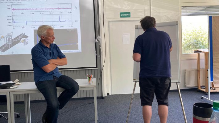 Mitarbeiter von Schmidmeier NaturEnergie vor Flipchart bei Weiterbildung