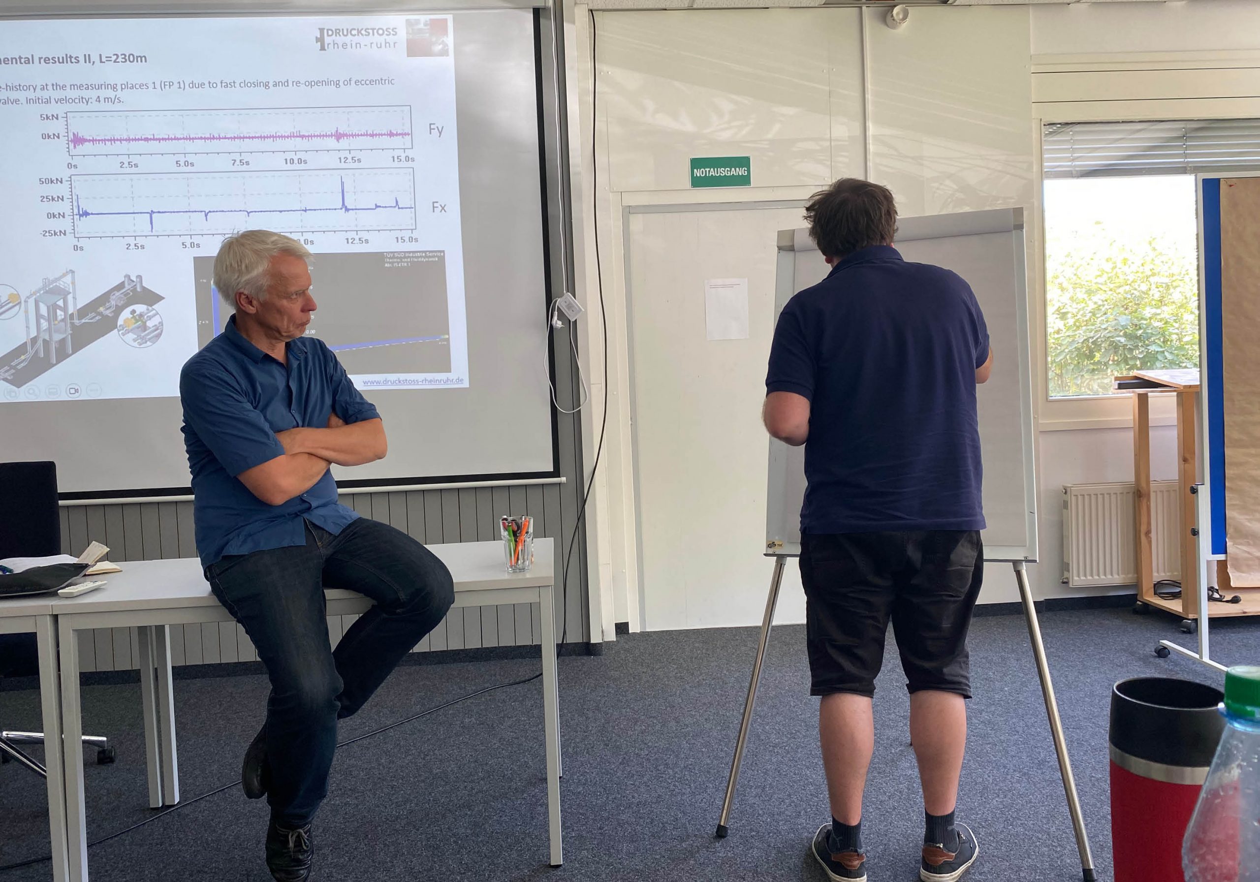 Mitarbeiter von Schmidmeier NaturEnergie vor Flipchart bei Weiterbildung