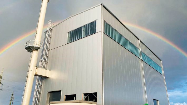 IBiomasseanlage in Reichenau mit Regenbogen