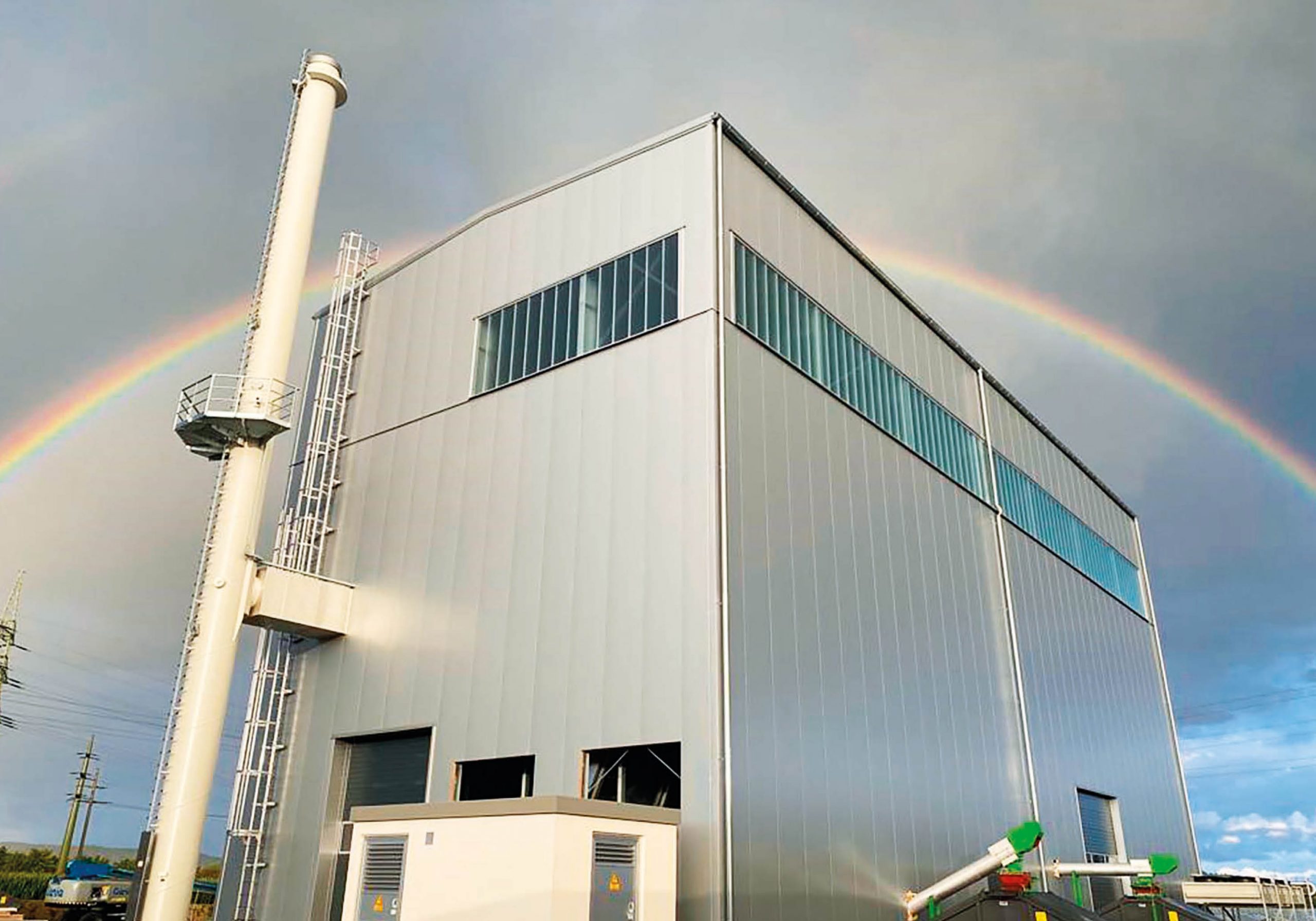 IBiomasseanlage in Reichenau mit Regenbogen