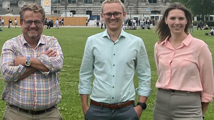 Thomas und Ferdinand Schmidmeier mit Anna-Marlen Vöcking vor Bundestag
