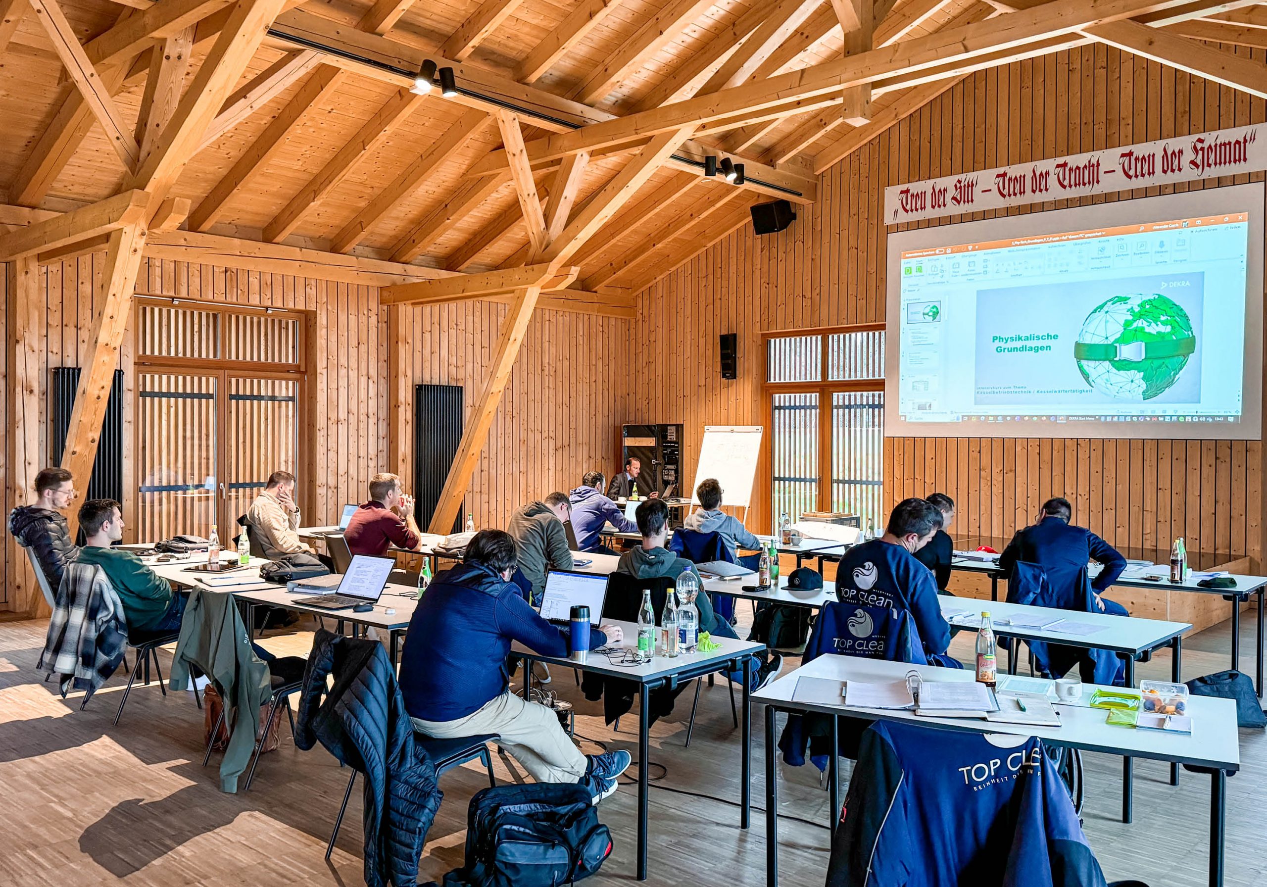 Mitarbeiter von Schmidmeier NaturEnergie bei Weiterbildung