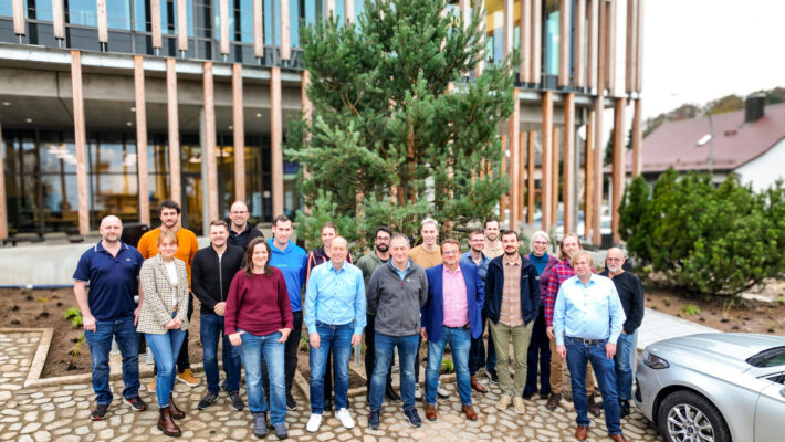 Gruppenfoto der Schulungsteilnehmer vor Bürogebäude der Schmidmeier NaturEnergie GmbH