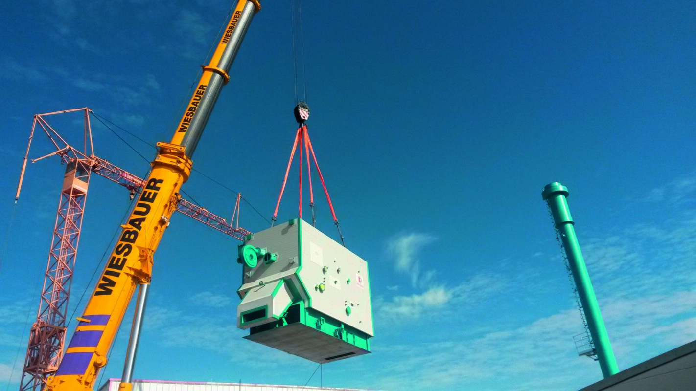 Einheben der Feuerbox bei der Gebrauchtholz-KWK-Anlage von MultiColor