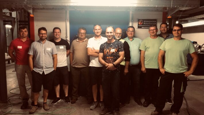 Gruppenfoto - Schmidmeier organisiert Gebrauchtholzschulung für Kunden