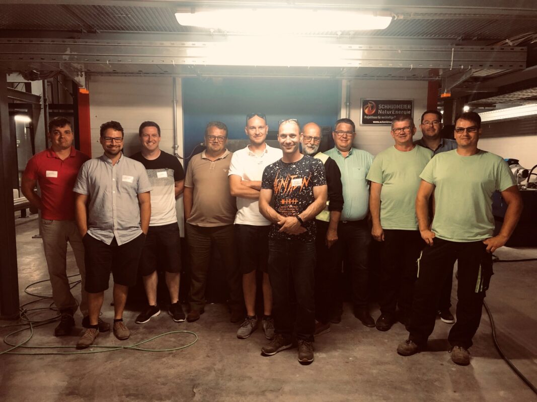 Gruppenfoto - Schmidmeier organisiert Gebrauchtholzschulung für Kunden