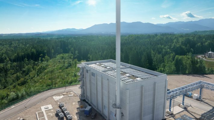 Drohnenaufnahme der modernen Biomasseanlage in Penzberg
