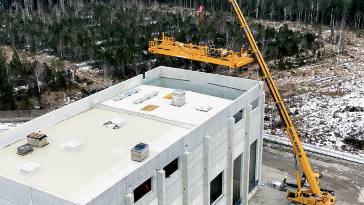 Anlieferung eines automatischen Beschickungskran auf einer Baustelle in Bayern