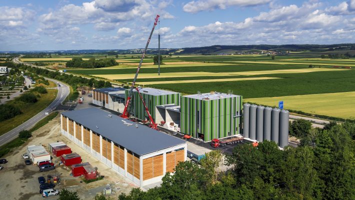 Drohnenaufnahme der modernen Biomasseanlage beim BMW-Werk in Dingolfing