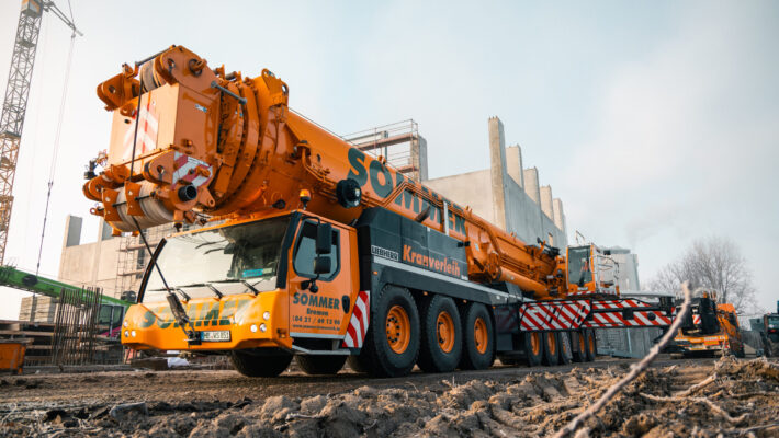 Anlieferung eines 700 Tonnen Krans auf der Baustelle der