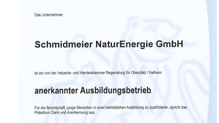Eine Urkunde bestätigt dass die Schmidmeier NaturEnergie GmbH ein anerkannter Ausbildungsbetrieb nach IHK Regensburg ist.