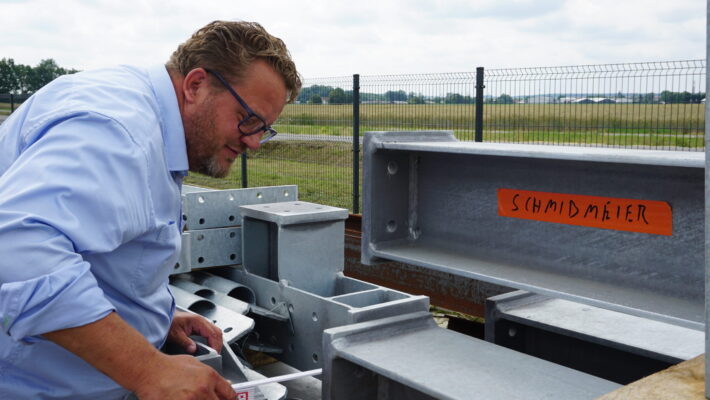 Geschäftsführer Thomas Schmidmeier von Schmidmeier Natur Energie bei der Qualitätskontrolle