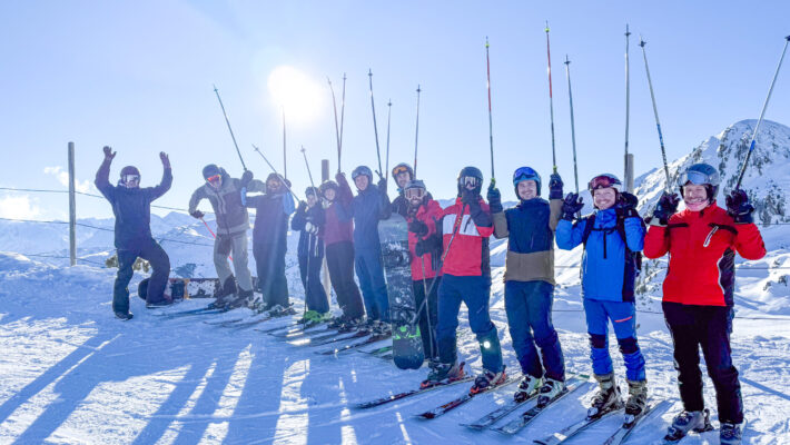 Das Team der Schmidmeier NaturEnergie beim Teamausflug: Skifahren im Zillertal bei bestem Wetter
