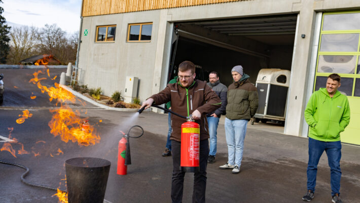 Mitarbeiter der Schmidmeier NaturEnergie bei der Ausbildung zum Branschutzhelfer am Standort Ödenthal