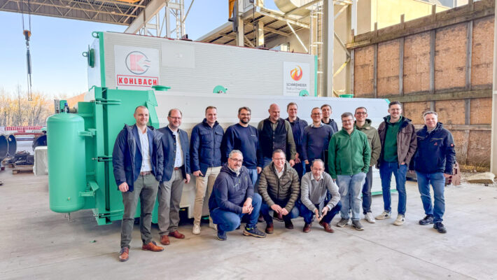 Die Teams der Schmidmeier NaturEnergie, UP Energiewerke und Kohlbach vor Biomassekessel in Dingolfing