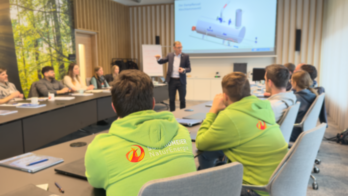 Schulungssituation im Besprechungsraum der Schmidmeier NaturEnergie