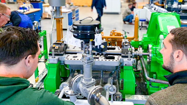 Das Team von Schmidmeier und der EGST beim Factory Acceptance Test der neuen Turbine