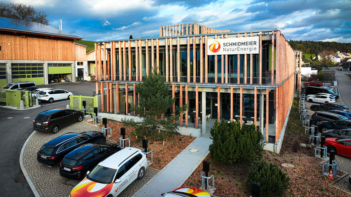 Drohnenaufnahme des Bürogebäudes von Schmidmeier NaturEnergie GmbH