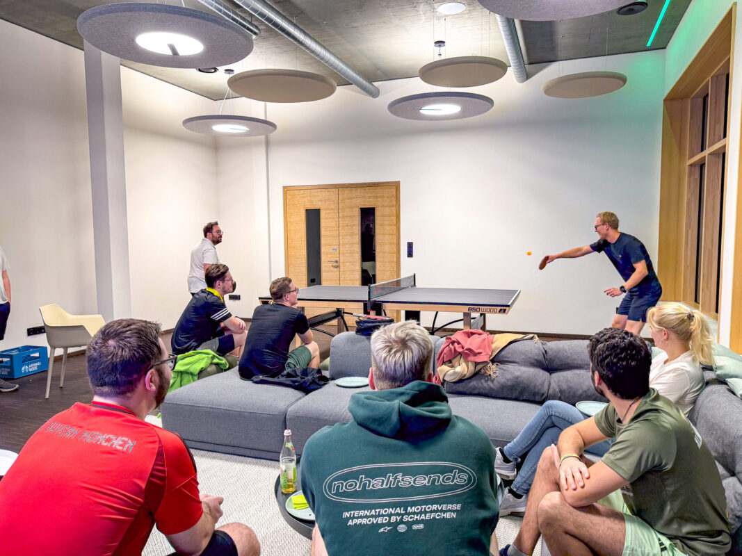 Die Mitarbeiter der Schmidmeier NaturEnergie beim Tischtennisturnier im neuen Verwaltungsgebäude