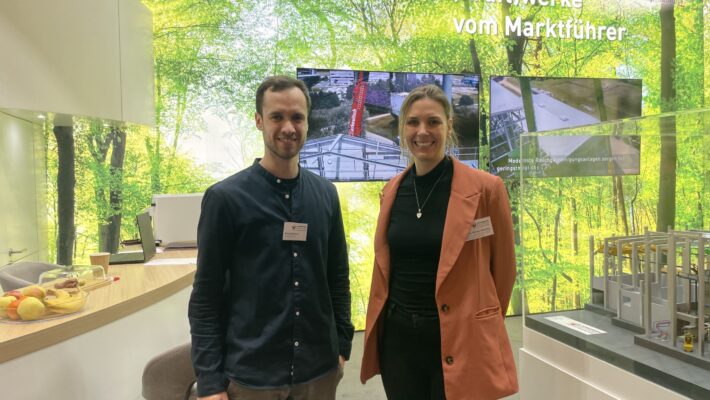 Zwei Mitarbeiter der Schmidmeier NaturEnergie auf der IPM in Essen