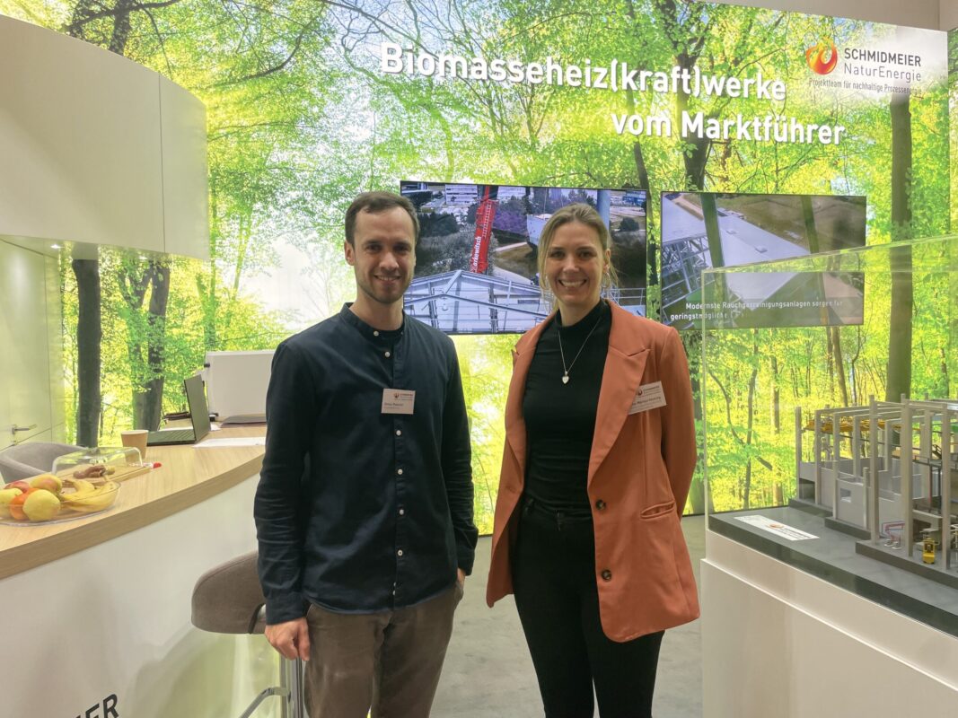 Zwei Mitarbeiter der Schmidmeier NaturEnergie auf der IPM in Essen