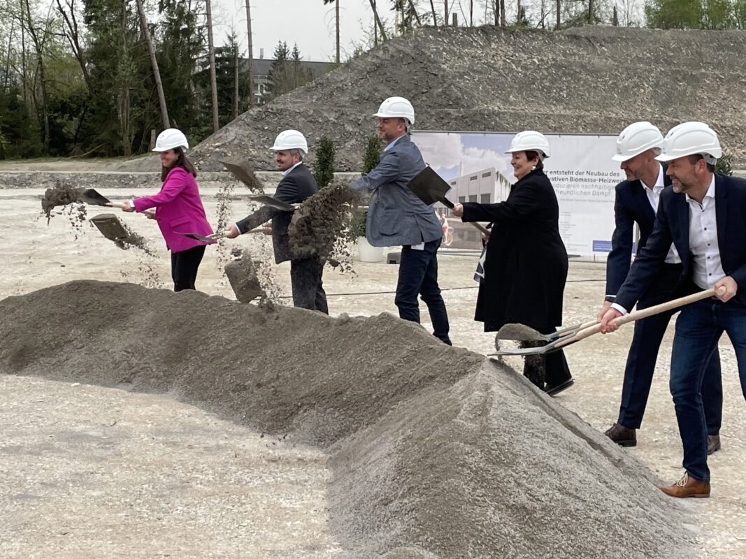 Das Team von Roche beim Spatenstich für die neue Biomasseanlage