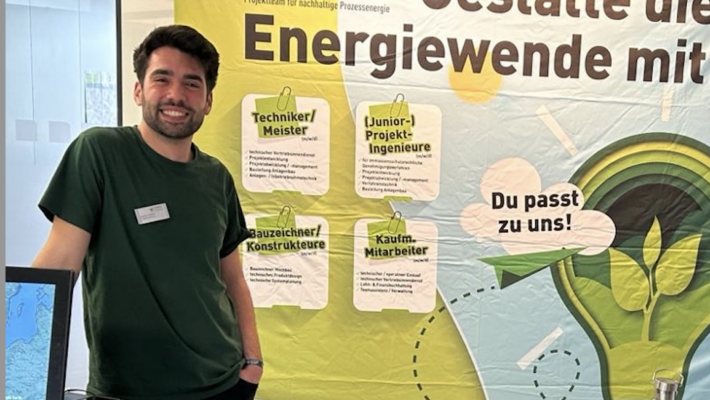 Ein Mitarbeiter der Schmidmeier NaturEnrgie auf der Jobmesse der Eckert Schulen 2024 vor dem Messestand