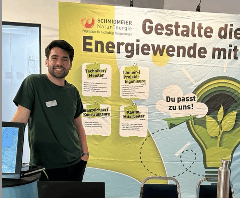 Ein Mitarbeiter der Schmidmeier NaturEnrgie auf der Jobmesse der Eckert Schulen 2024 vor dem Messestand