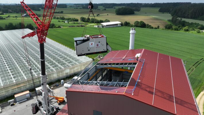 Kessel bei der Biomasseanlage in Feulersdorf wird eingehoben