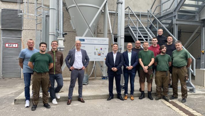 Das Team von Ofa und von Schmidmeier beim Anfeuern der neuen Biomasseanlage