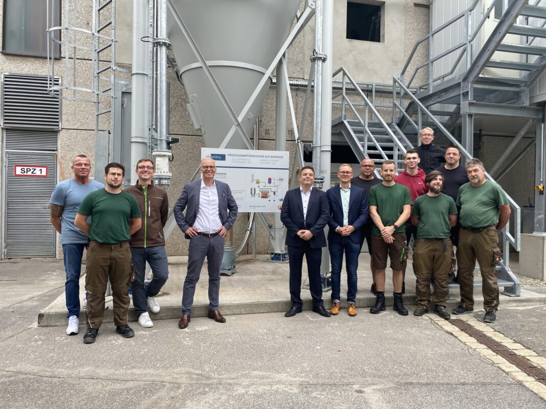 Das Team von Ofa und von Schmidmeier beim Anfeuern der neuen Biomasseanlage