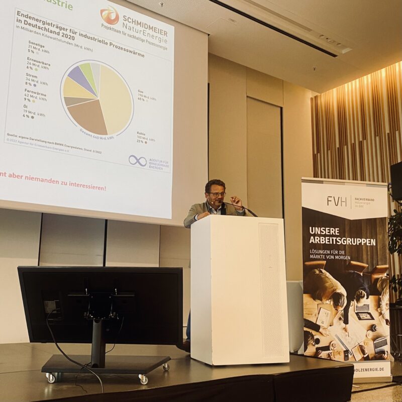 Thomas Schmidmeier hält einen Vortrag in der Session "Prozesswärme"