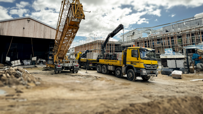 Baukran auf der Baustelle des Bürogebäudes der Schmidmeier NaturEnergie