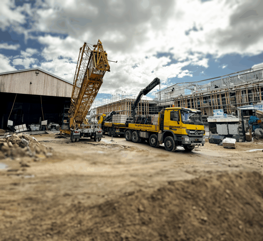 Baukran auf der Baustelle des Bürogebäudes der Schmidmeier NaturEnergie