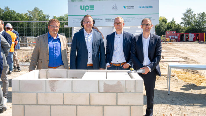 Thomas Schmidmeier, Ferdinand Schmidmeier und die Geschäftsführer der UP Energiewerke GmbH beim Spatenstich bei BMW in Dingolfing