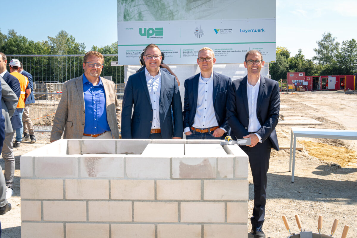 Thomas Schmidmeier, Ferdinand Schmidmeier und die Geschäftsführer der UP Energiewerke GmbH beim Spatenstich bei BMW in Dingolfing