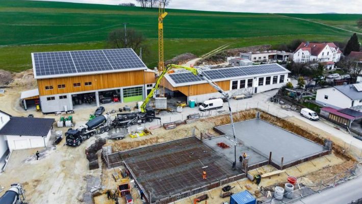 Drohnenaufnahme vom Bau des Bürogebäudes von Schmidmeier NaturEnergie GmbH in Ödenthal