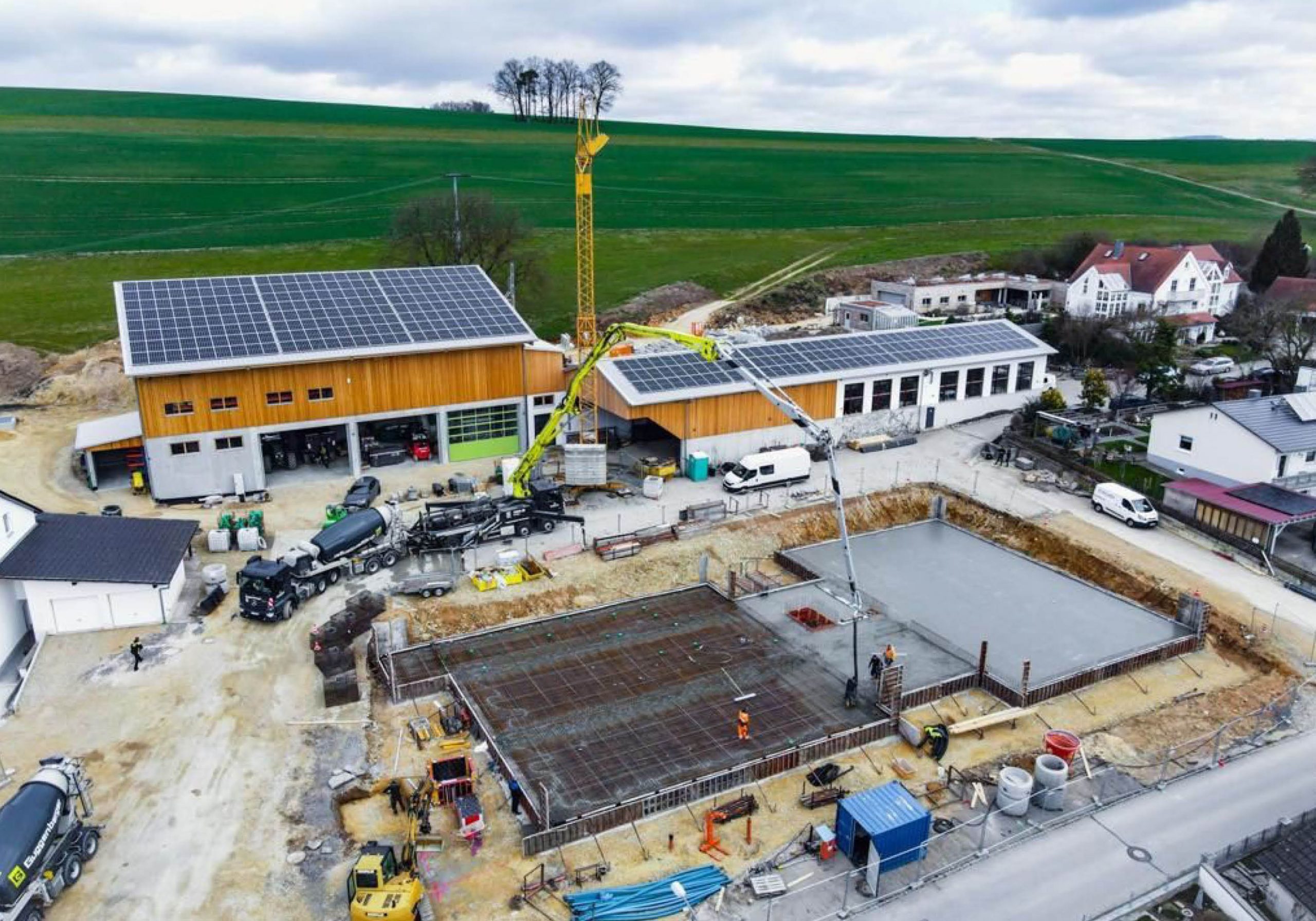 Drohnenaufnahme vom Bau des Bürogebäudes von Schmidmeier NaturEnergie GmbH in Ödenthal