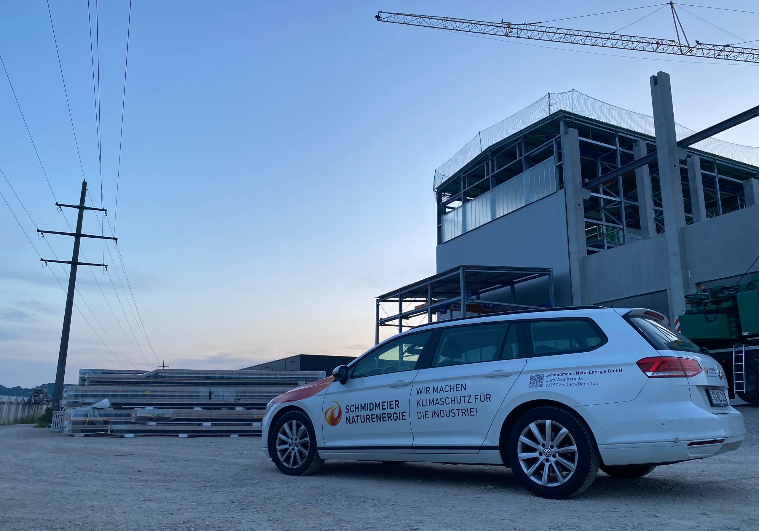 Auto vor Biomasseanlage in Singen am Bodensee