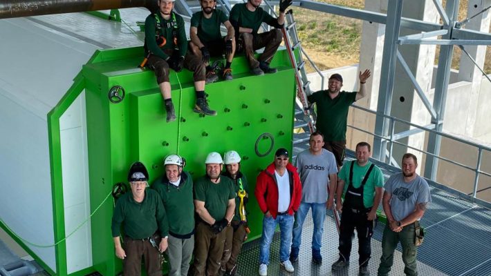 Montagemannschaft für Biomasseanlage bei der Reichenauer Gärtnersiedlung