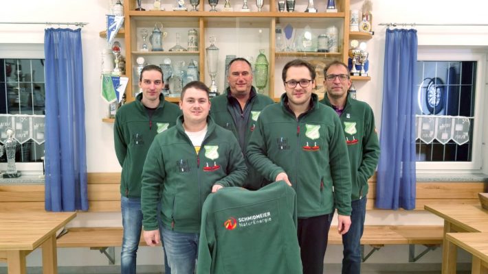 Gruppenbild des SSV Roßbach mit gesponsorter Sportbekleidung von Schmidmeier NaturEnergie GmbH