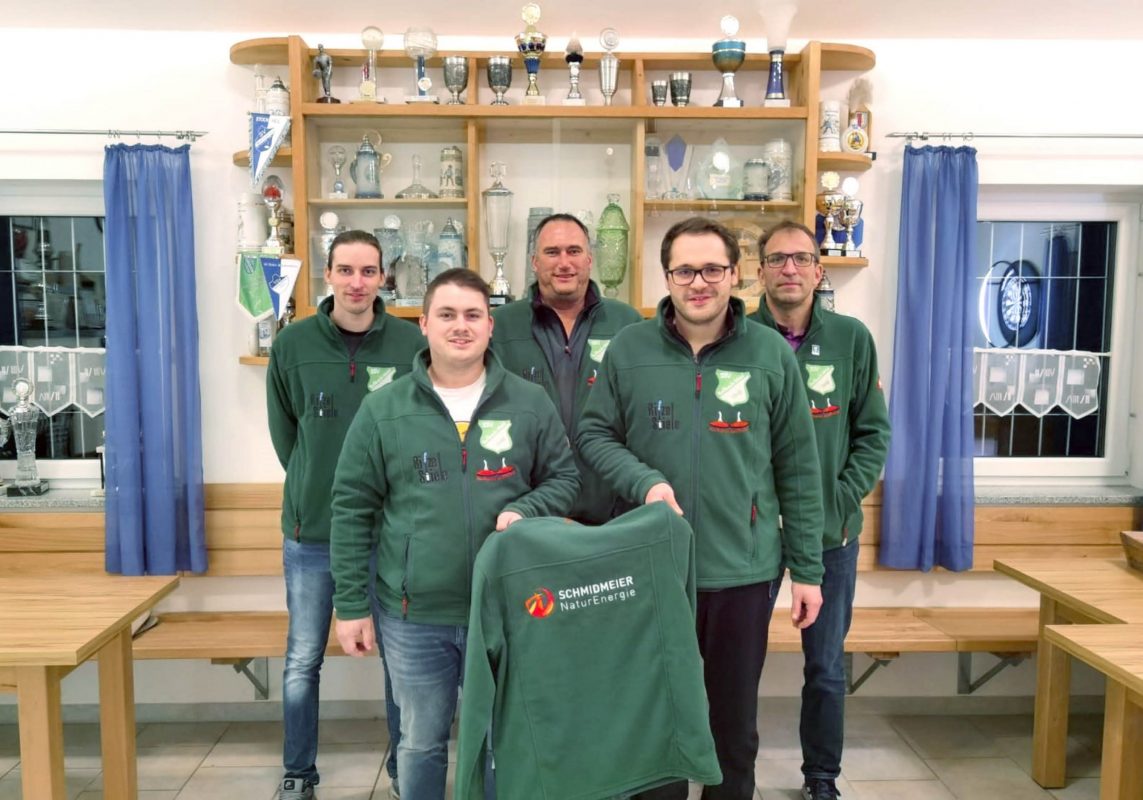 Gruppenbild des SSV Roßbach mit gesponsorter Sportbekleidung von Schmidmeier NaturEnergie GmbH