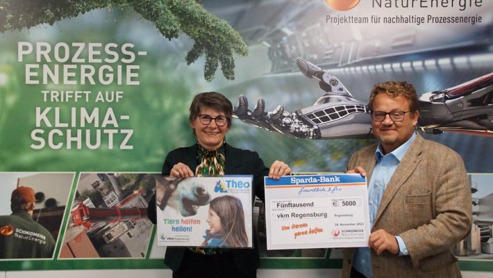 Thomas Schmidmeier mit Spendenplakat für Therapiezentrum Theo