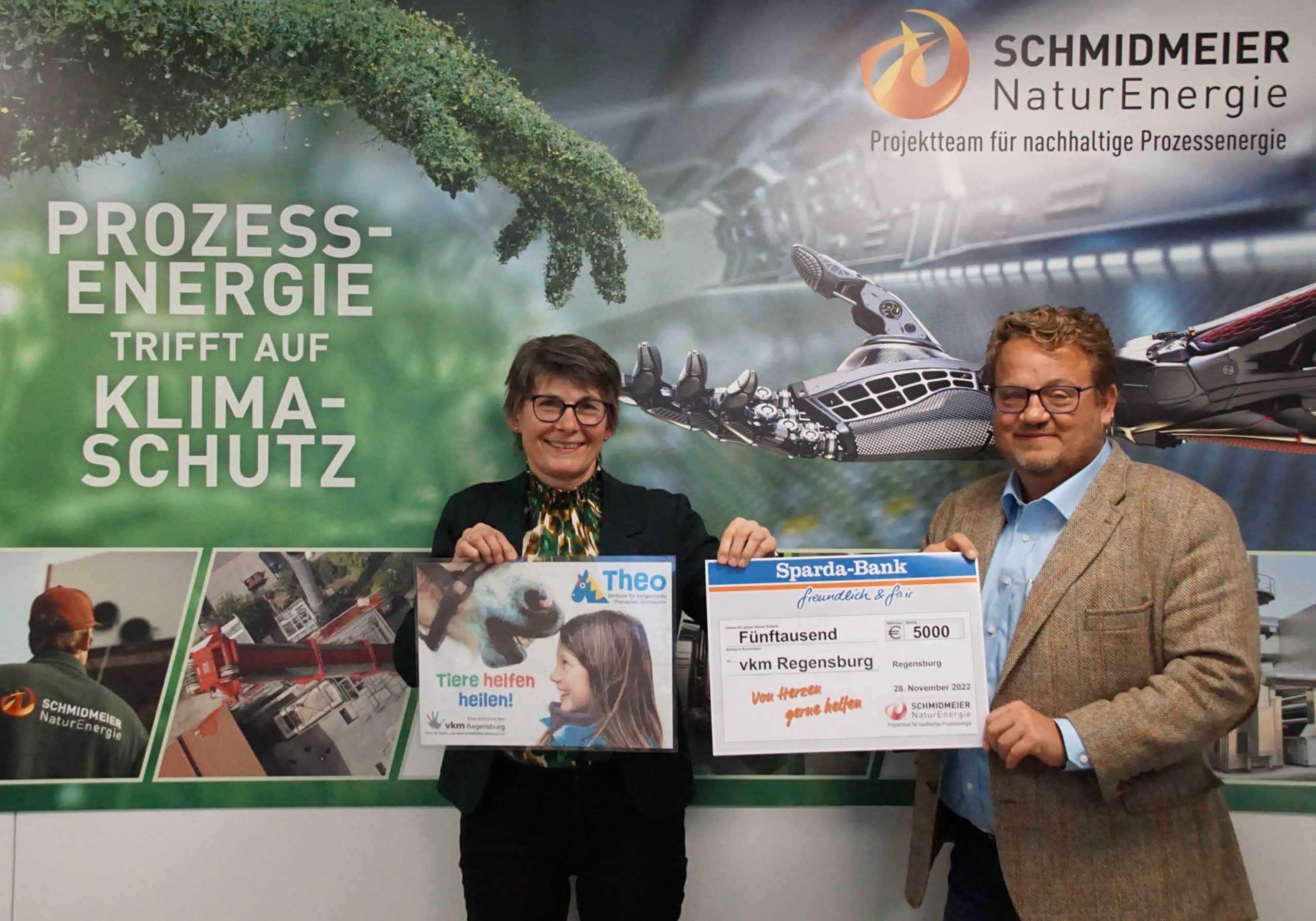 Thomas Schmidmeier mit Spendenplakat für Therapiezentrum Theo