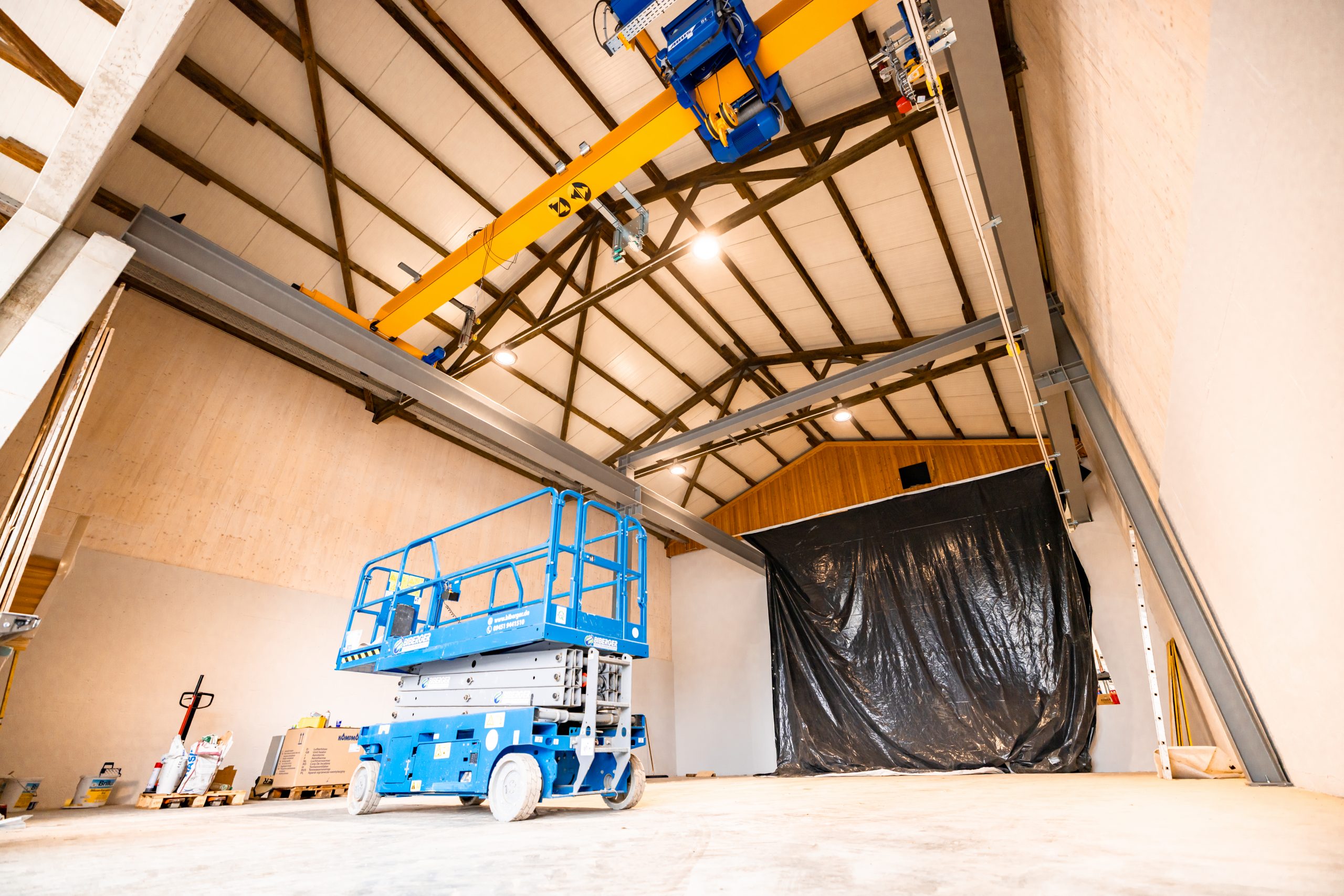 Hebebühne in Werkshalle mit automatischem Deckenkran