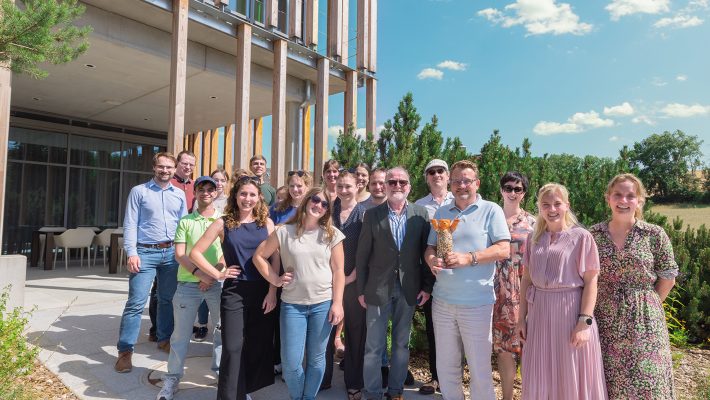 Gruppenbild vor dem Bürogebäude der Schmidmeier NaturEnergie GmbH