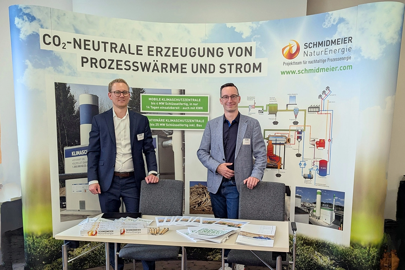 Ferdinand Schmidmeier und Kollege beim DEN Netzwerktreffen am Stand der Schmidmeier NaturEnergie