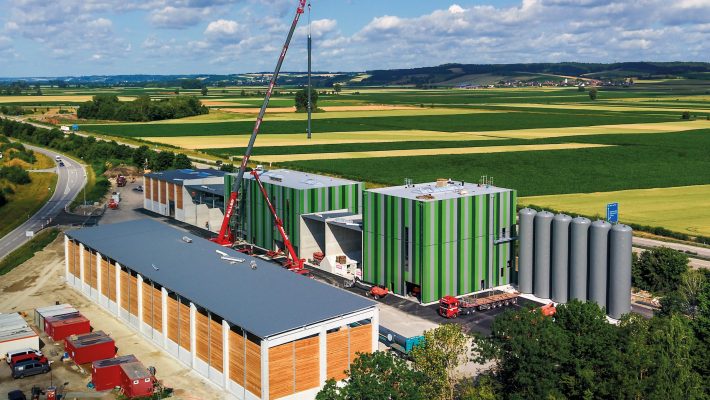 Kamin-Anlieferung für die Biomasse-Anlage beim BMW-Werk in Dingolfing