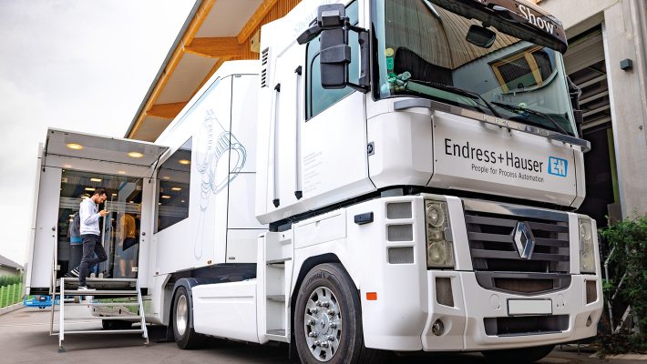 Endress + Hauser Showtruck zu Besuch auf dem Firmengelände der Schmidmeier NaturEnergie
